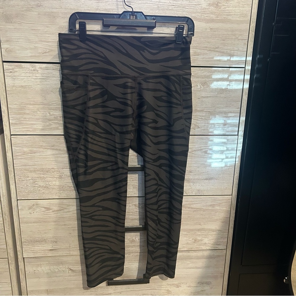 Old Navy Active Elevate Leggings. Women's Large High Rise. Gray Tiger Stripe.